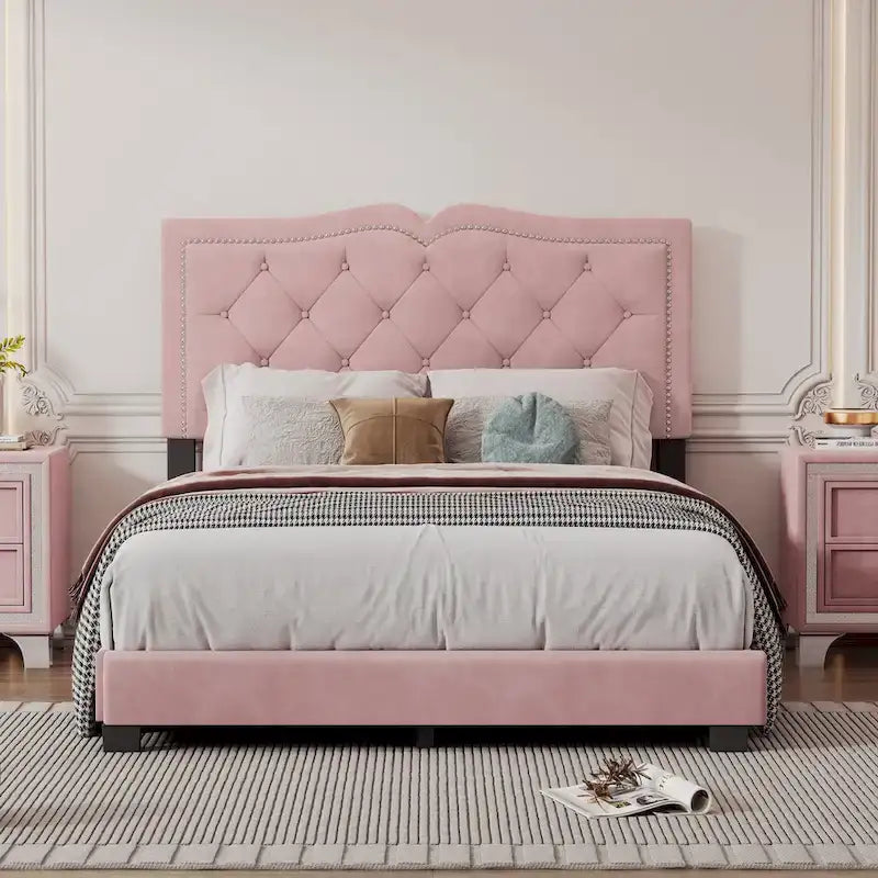 Lit plateforme moderne pleine grandeur rose en velours rembourré avec tête de lit capitonnée en velours moelleux pour chambre à coucher