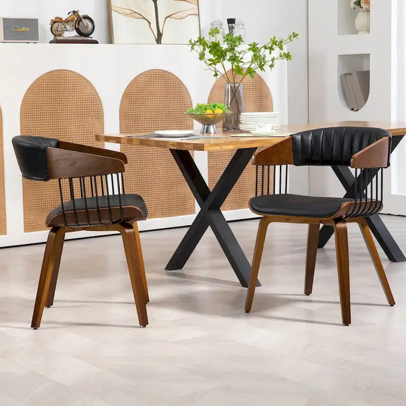 Chaise de salle à manger en similicuir noir avec cadre et pieds en bois de noyer
